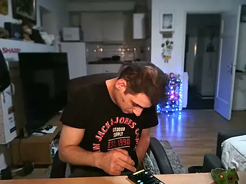 Snapshot of mihaimichael chatting on November 2025 02:58:01 AM mihaimichael online show from November 2025 02:58:01 AM