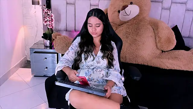 Snapshot of Marilyn-Cooper chatting on December 2024 08:15:01 AM Marilyn-Cooper online show from December 2024 08:15:01 AM