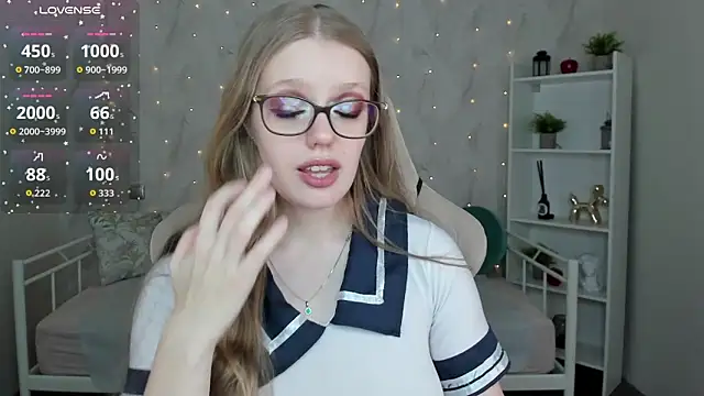 Snapshot of Polly__Cutie chatting on November 2025 05:40:01 AM Polly Cutie online show from November 2025 05:40:01 AM