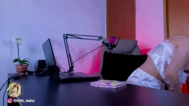 Lilith malum online show from March 2026 07:11:01 PM