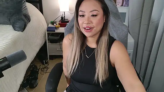 Snapshot of SpikedBella chatting on February 2025 06:42:02 PM SpikedBella online show from February 2025 06:42:02 PM