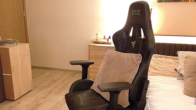 Snapshot of joycesilver chatting on December 2025 09:18:01 AM joycesilver online show from December 2025 09:18:01 AM