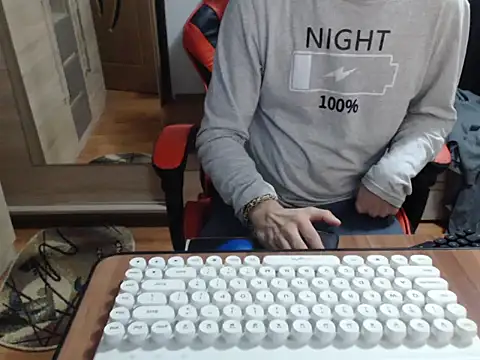uncutguy01 online show from October 2025 04:33:01 AM