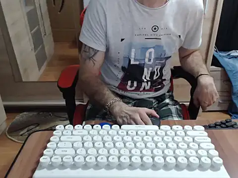 uncutguy01 online show from October 2025 04:59:01 AM