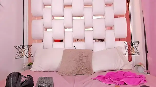 EmmyCruzZ online show from October 2025 07:23:02 PM