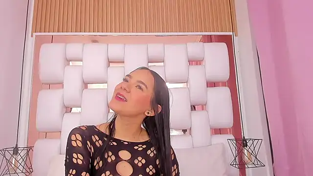 EmmyCruzZ online show from November 2025 07:46:02 PM