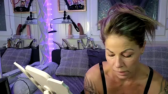 Tatjana Sue online show from November 2025 05:34:01 PM