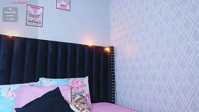 Snapshot of littleebluee chatting on January 2026 07:39:01 PM littleebluee online show from January 2026 07:39:01 PM