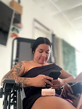 Pretty Isadora online show from November 2025 07:04:02 PM