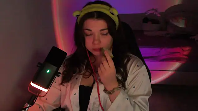 Snapshot of helengilmor chatting on February 2026 05:23:02 PM helengilmor online show from February 2026 05:23:02 PM