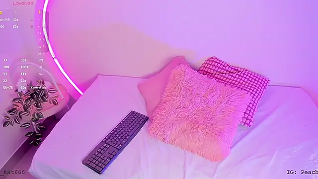 katiepeach  online show from February 2025 01:11:02 PM