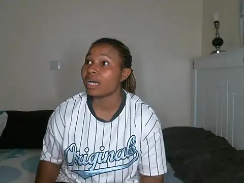 Snapshot of R-thequeen chatting on February 2025 08:05:02 PM R-thequeen online show from February 2025 08:05:02 PM