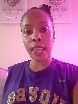 Snapshot of R-thequeen chatting on May 2026 11:23:04 PM R-thequeen online show from May 2026 11:23:04 PM