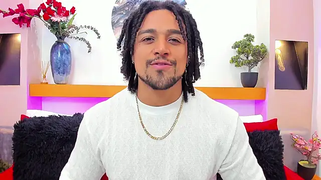 Snapshot of MikeEstevess chatting on January 2025 06:35:01 AM MikeEstevess online show from January 2025 06:35:01 AM