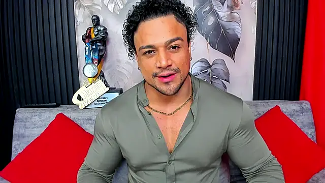 Snapshot of MikeEstevess chatting on December 2025 03:44:02 AM MikeEstevess online show from December 2025 03:44:02 AM