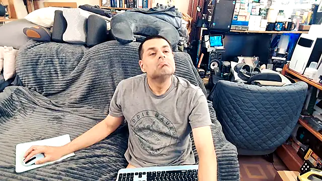 Snapshot of ClampMaster chatting on September 2025 12:36:02 AM ClampMaster online show from September 2025 12:36:02 AM