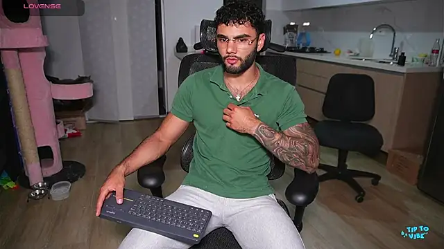 Snapshot of Derek_w chatting on December 2024 11:35:02 PM Derek w online show from December 2024 11:35:02 PM