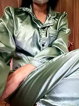 YunLem online show from October 2025 12:59:01 PM