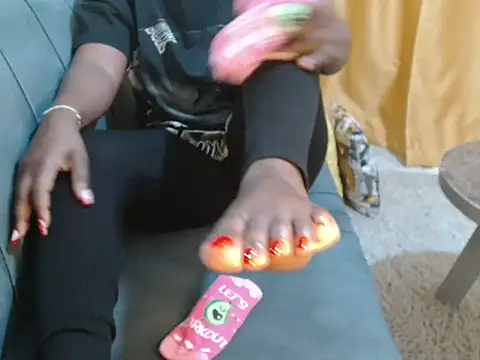 Snapshot of leslysexygirl chatting on December 2025 06:17:02 AM leslysexygirl online show from December 2025 06:17:02 AM