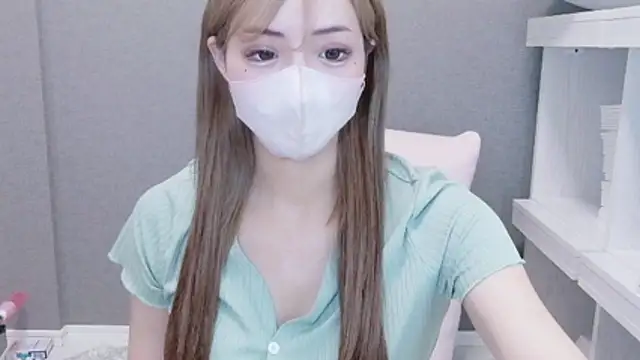 Snapshot of _chanMOMO_ chatting on July 2026 11:02:02 AM chanMOMO online show from July 2026 11:02:02 AM