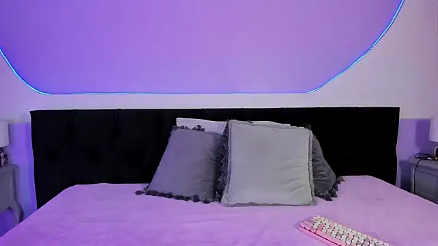 Julieta Cortes   online show from November 2025 12:26:01 PM