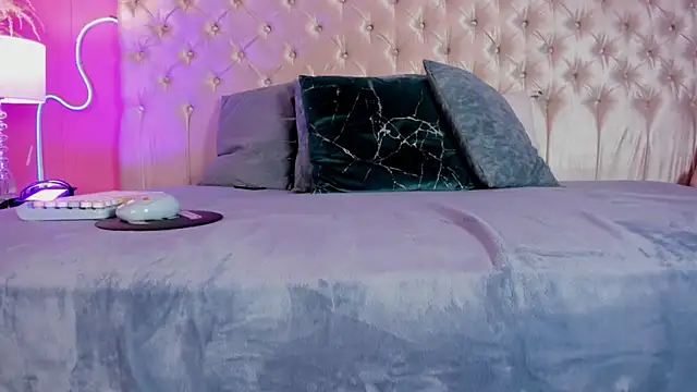 Julieta Cortes   online show from December 2025 12:02:02 PM