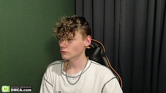 Snapshot of Keytaro chatting on February 2026 01:45:01 AM Keytaro online show from February 2026 01:45:01 AM