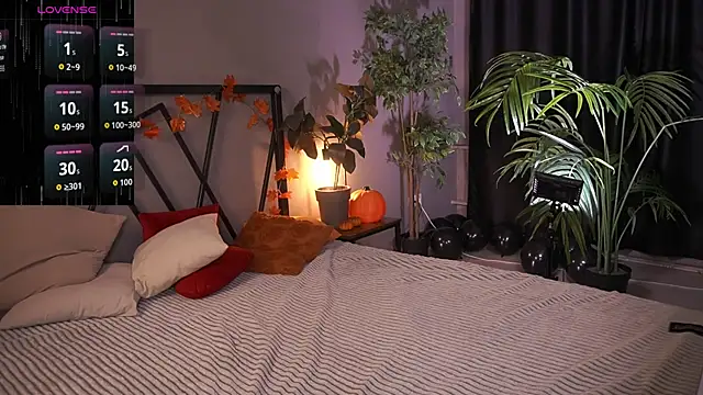 Snapshot of LindaThacker chatting on November 2025 04:25:02 AM LindaThacker online show from November 2025 04:25:02 AM