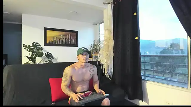 Snapshot of MARCELOANDLUCIAN chatting on February 2025 11:20:02 PM MARCELOANDLUCIAN online show from February 2025 11:20:02 PM