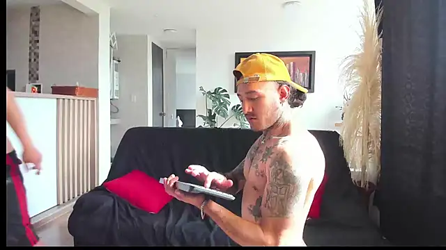 Snapshot of MARCELOANDLUCIAN chatting on February 2025 10:36:02 PM MARCELOANDLUCIAN online show from February 2025 10:36:02 PM