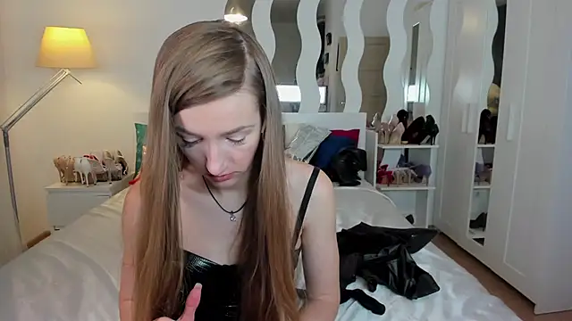 Snapshot of KateRedgar chatting on February 2025 03:41:02 PM KateRedgar online show from February 2025 03:41:02 PM