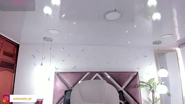 Snapshot of _Antonnela_ chatting on December 2025 02:43:02 PM Antonnela online show from December 2025 02:43:02 PM