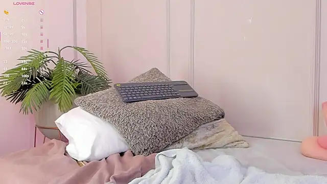 Snapshot of Mariapettit chatting on January 2026 05:27:02 PM Mariapettit online show from January 2026 05:27:02 PM