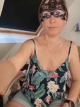 Snapshot of Rose_Libertine chatting on May 2026 07:15:01 AM Rose Libertine online show from May 2026 07:15:01 AM