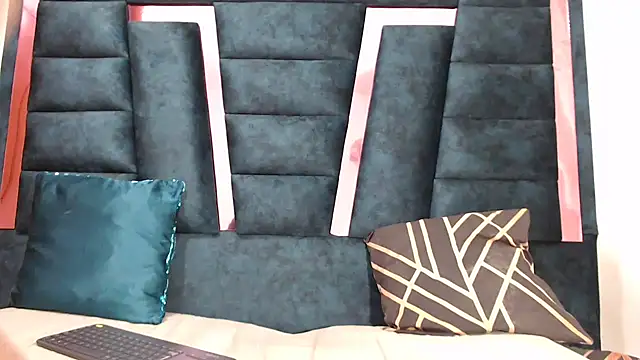 DiannellaforYou online show from November 2025 11:30:01 PM