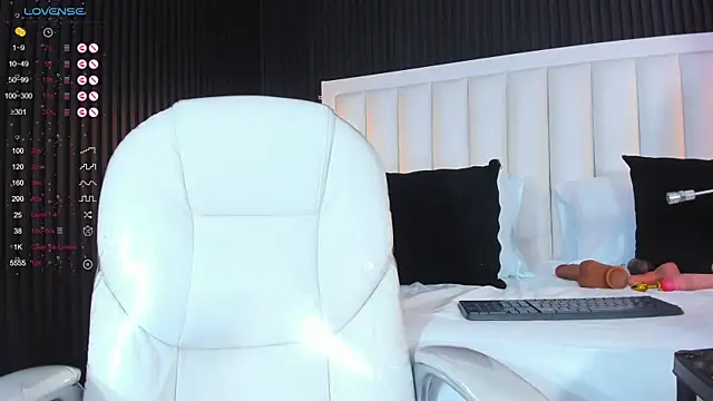 afrodytasky  online show from November 2025 11:44:01 AM