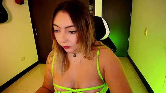 Snapshot of miaawild chatting on December 2025 02:47:01 PM miaawild online show from December 2025 02:47:01 PM