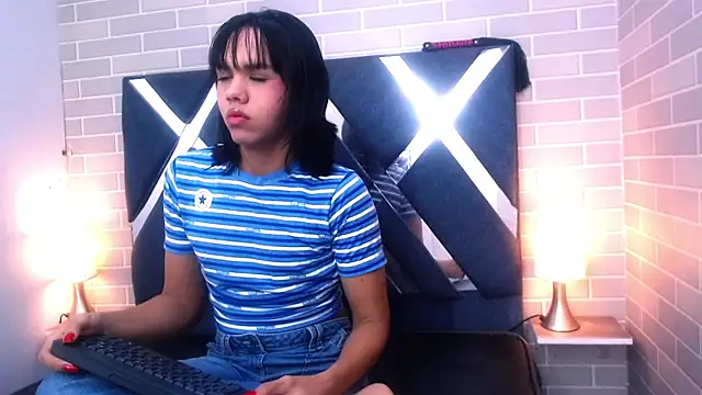 Snapshot of AndreaGil_ chatting on February 2025 11:00:02 AM AndreaGil online show from February 2025 11:00:02 AM