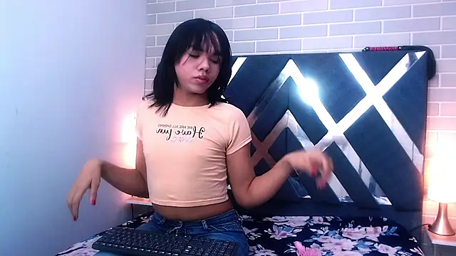 Snapshot of AndreaGil_ chatting on February 2025 11:32:02 AM AndreaGil online show from February 2025 11:32:02 AM