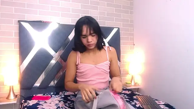 Snapshot of AndreaGil_ chatting on February 2025 12:13:02 PM AndreaGil online show from February 2025 12:13:02 PM