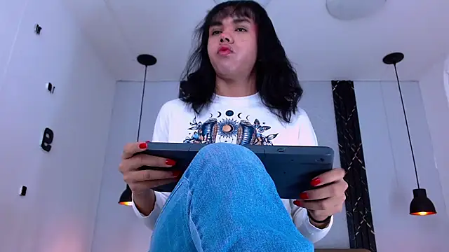 Snapshot of AndreaGil_ chatting on October 2025 12:45:02 PM AndreaGil online show from October 2025 12:45:02 PM