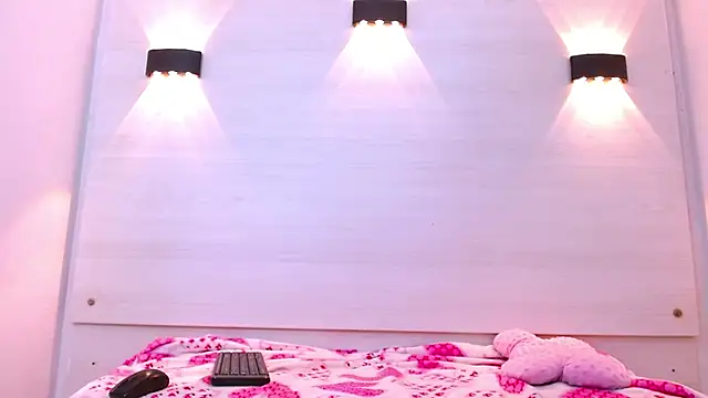 Snapshot of AndreaGil_ chatting on November 2025 12:05:02 PM AndreaGil online show from November 2025 12:05:02 PM