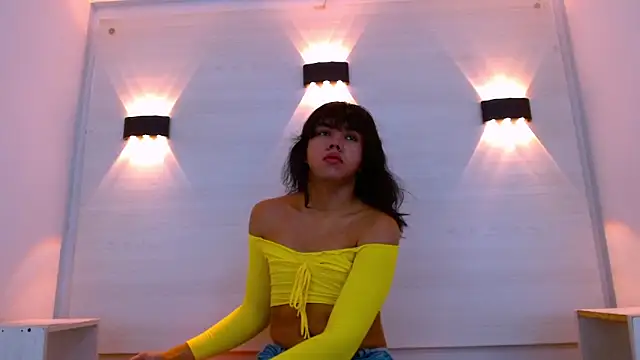 Snapshot of AndreaGil_ chatting on December 2025 06:23:01 PM AndreaGil online show from December 2025 06:23:01 PM