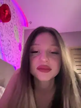 Snapshot of Kimsweet7 chatting on March 2025 06:11:01 PM Kimsweet7 online show from March 2025 06:11:01 PM