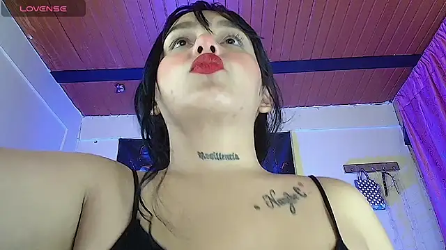 Snapshot of pocahonta89 chatting on November 2025 03:23:01 AM pocahonta89 online show from November 2025 03:23:01 AM