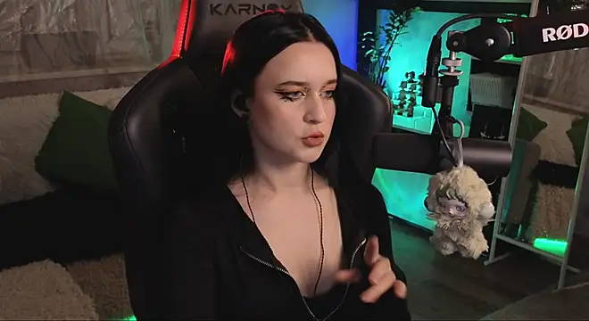 KiraLiLime online show from November 2025 06:22:02 PM