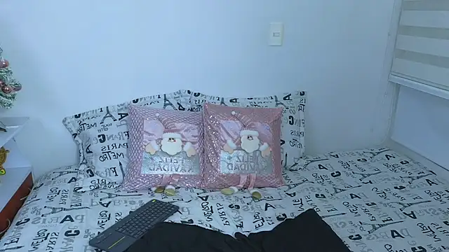 Snapshot of Lorenne_Miller chatting on December 2024 12:45:02 AM Lorenne Miller online show from December 2024 12:45:02 AM