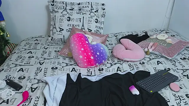 Snapshot of Lorenne_Miller chatting on December 2024 01:00:02 AM Lorenne Miller online show from December 2024 01:00:02 AM