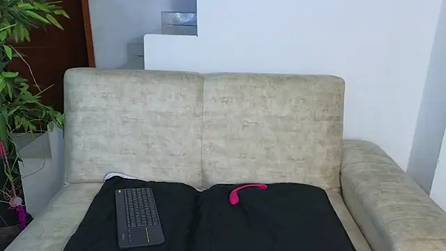 Snapshot of Lorenne_Miller chatting on October 2025 04:57:02 AM Lorenne Miller online show from October 2025 04:57:02 AM