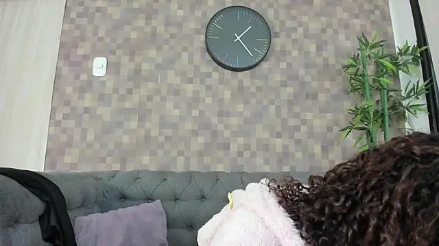 nataly velez online show from November 2025 07:30:02 PM